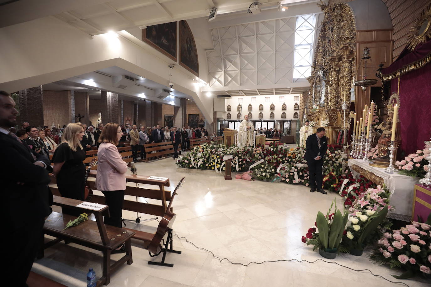 La ofrenda floral a la patrona en imágenes