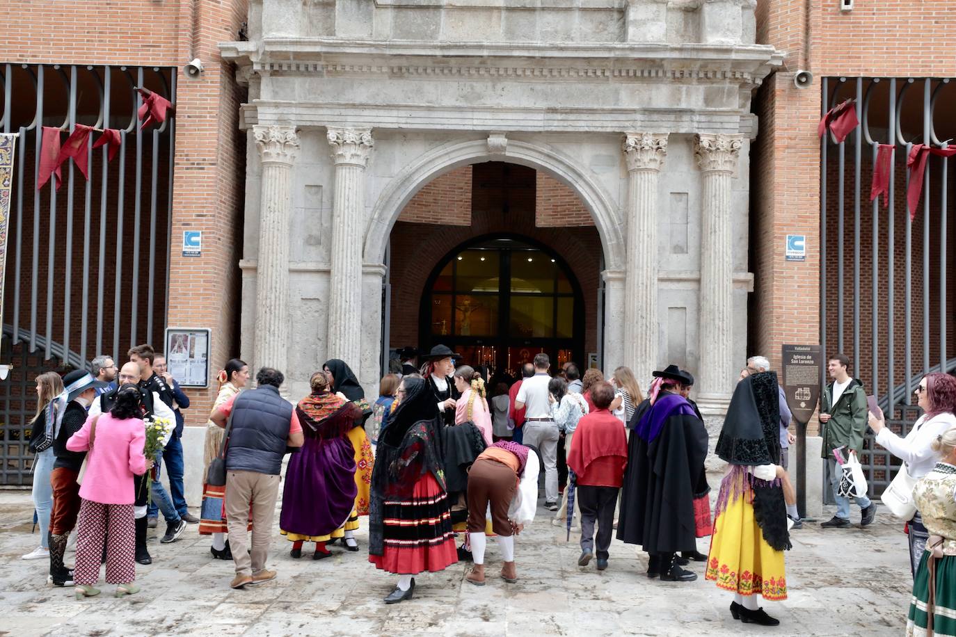 La ofrenda floral a la patrona en imágenes