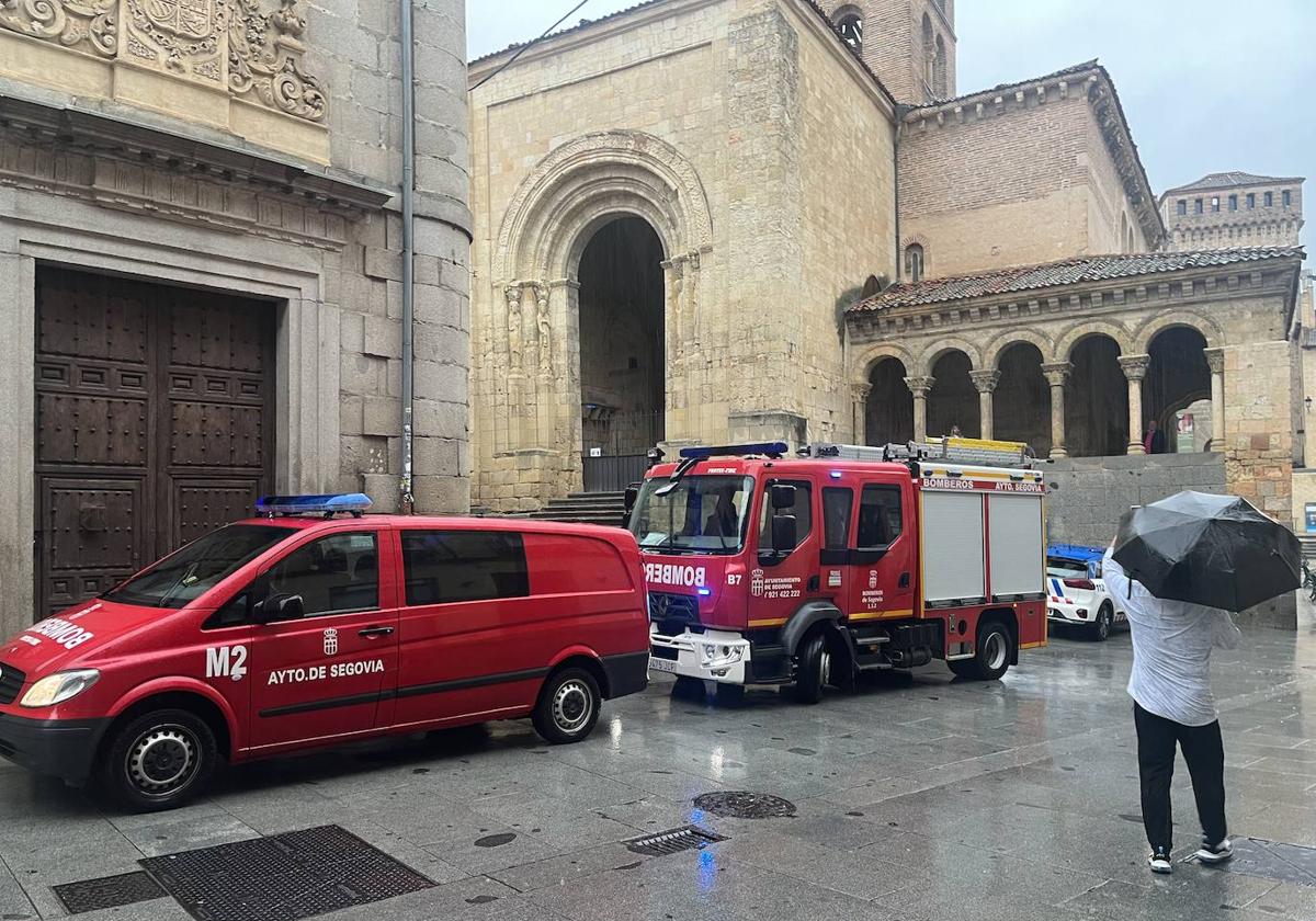 Bomberos y Policía Local en la Calle Real, este domingo.