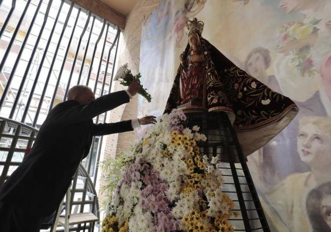 Ofrenda floral a la Virgen de San Lorenzo.