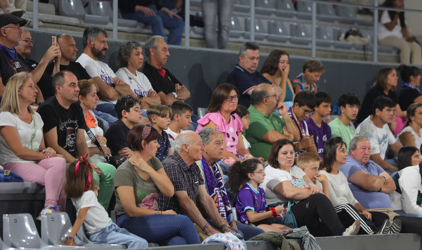 La afición apoya al Zunder Palencia en el primer partido de pretemporada en casa