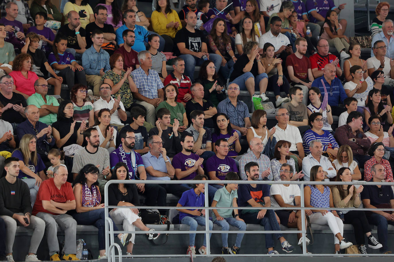 La afición apoya al Zunder Palencia en el primer partido de pretemporada en casa