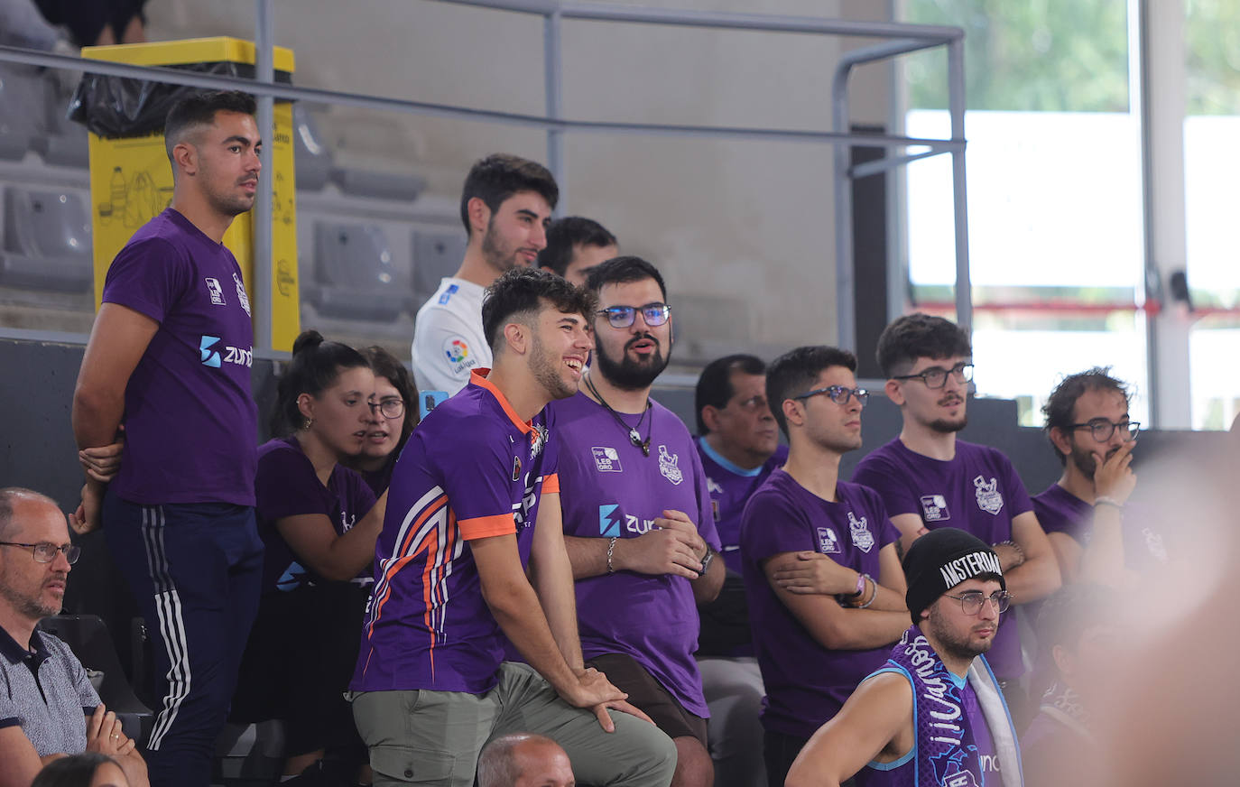 La afición apoya al Zunder Palencia en el primer partido de pretemporada en casa