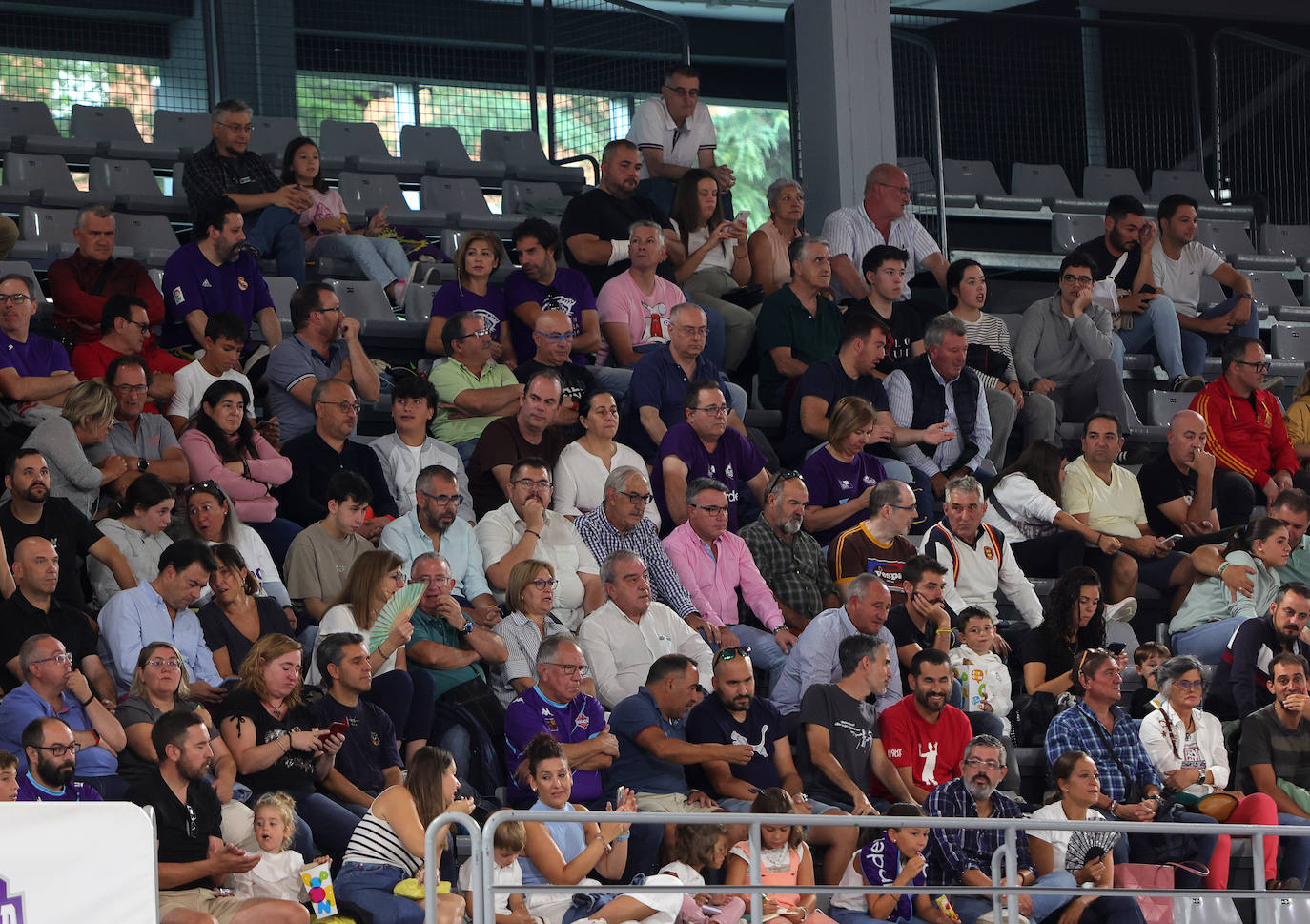 La afición apoya al Zunder Palencia en el primer partido de pretemporada en casa