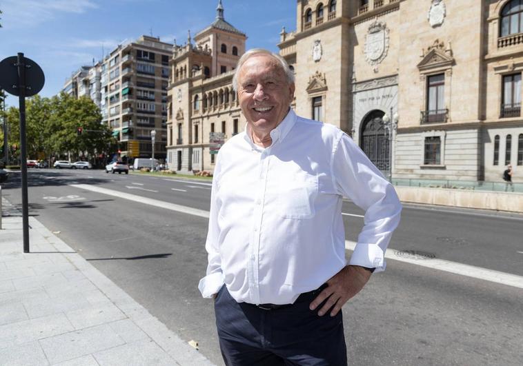 Javier Mínguez posa con la Academia de Caballería, final de etapa, a su espalda.