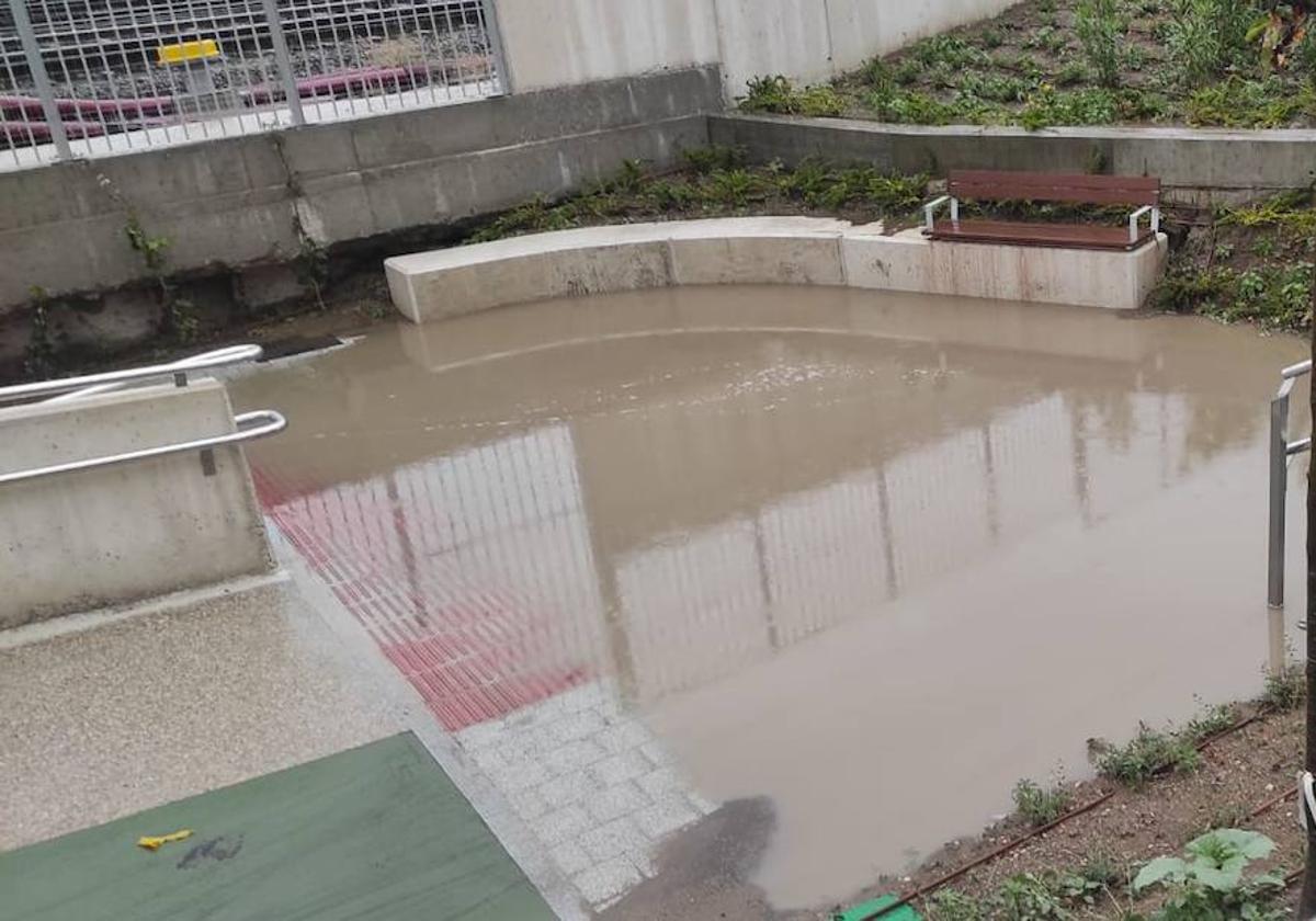 Inundaciones en el acceso al nuevo paso peatonal de Labradores