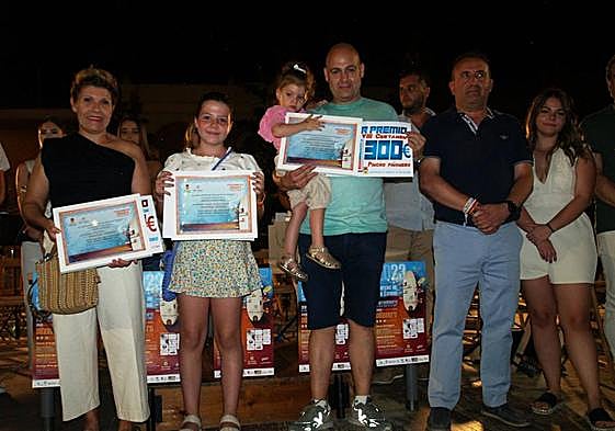 Los hosteleros ganadores el XVIII Certamen del Pincho Piñonero junto al alcalde de Pedrajas de San Esteban.