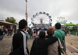 Una familia contempla la nueva atracción de la feria, Skylab