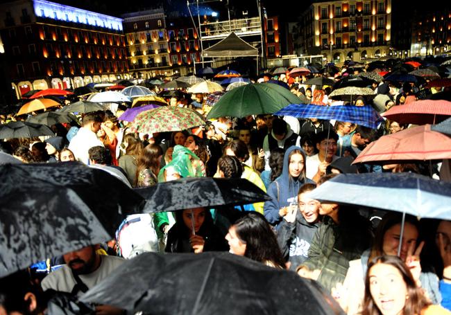 La Plaza Mayor, llena de paraguas.