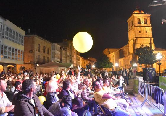 Fiesta en Aguilar durante la retransmisión del programa.