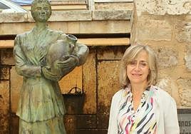 La alcaldesa de Baltanás, María José de la Fuente, junto al Monumento a la Mujer Baltanasiega