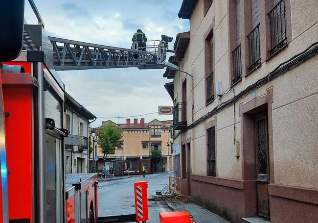 Intervención de los Bomberos en un tejado en Cabezón de Pisuerga.