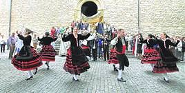 Los danzantes del Emperador Teodosio bailan al comienzo de la procesión.
