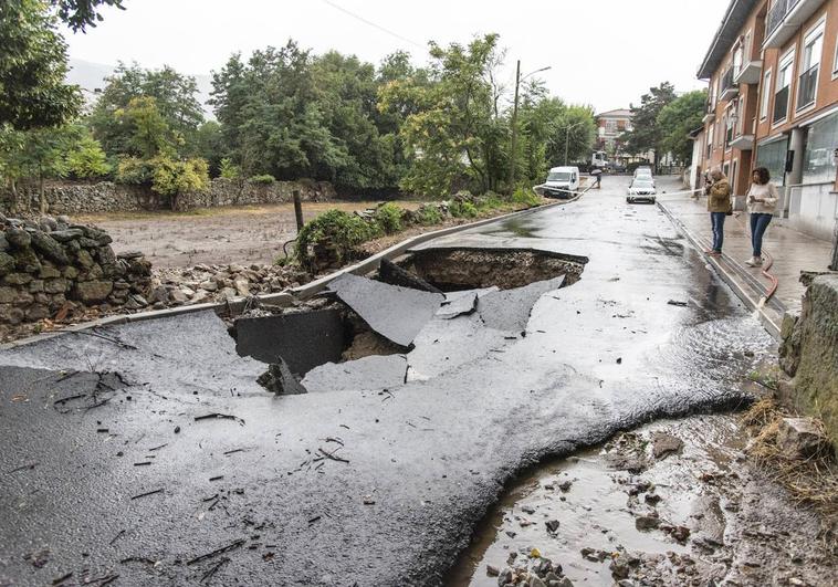 Socavón originado por el temporal en la calle Yecla de El Espinar.