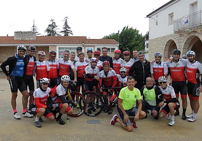 Induráin posa con los integrantes de la peña Santamaría antes de rodar por el Valle del Esgueva.