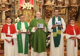 Los tres curas que dejan Cuéllar, tras la celebración.