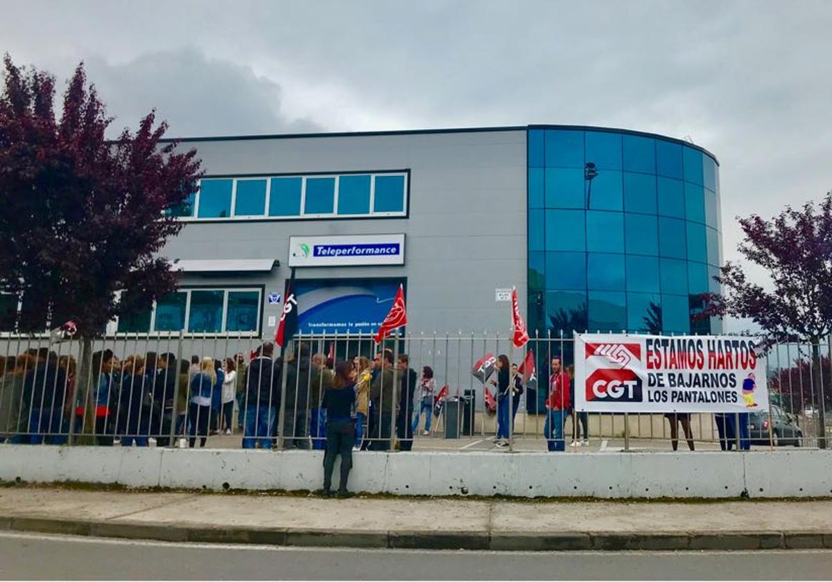 Protesta de trabajadores del centro de Teleperformance en Ponferrada.