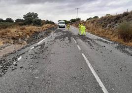 Operarcios de la Diputación en la carretera entre Zarzuela del Monte y Navas de San Antonio.