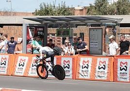 Los aficionados se protegen del sol bajo una marquesina de Parquesol.