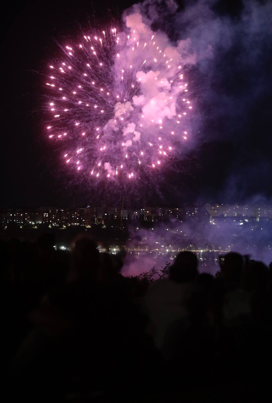 Los fuegos artificiales de la noche del martes, en imágenes