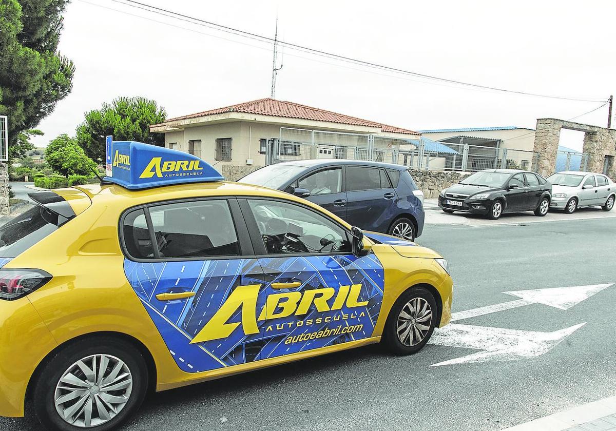 El coche de una autoescuela junto a la sede del centro de exámenes, en el polígono del Cerro.