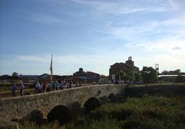 Procesión con la imagen de la Virgen del Amparo.
