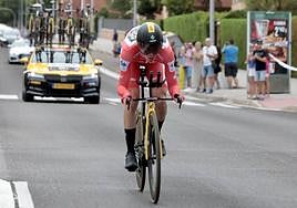 El líder de la carrera, Sepp Kuss, rueda por Parquesol seguido de varios vehículos de la organización.