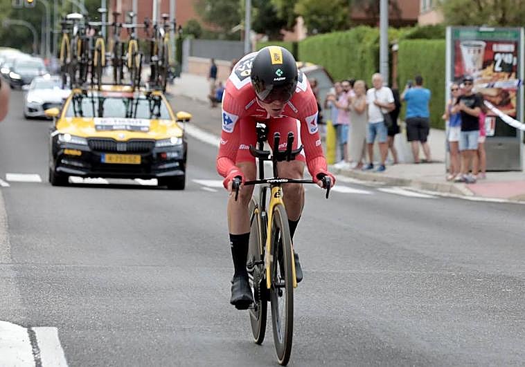 El líder de la carrera, Sepp Kuss, rueda por Parquesol seguido de varios vehículos de la organización.