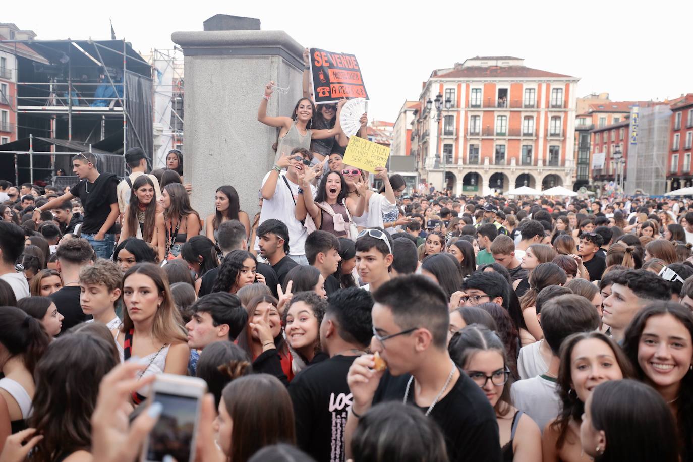 El público acude a la Plaza Mayor horas antes del concierto de Rels B