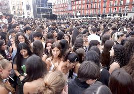 El público espera en la Plaza Mayor antes del concierto de Rels B