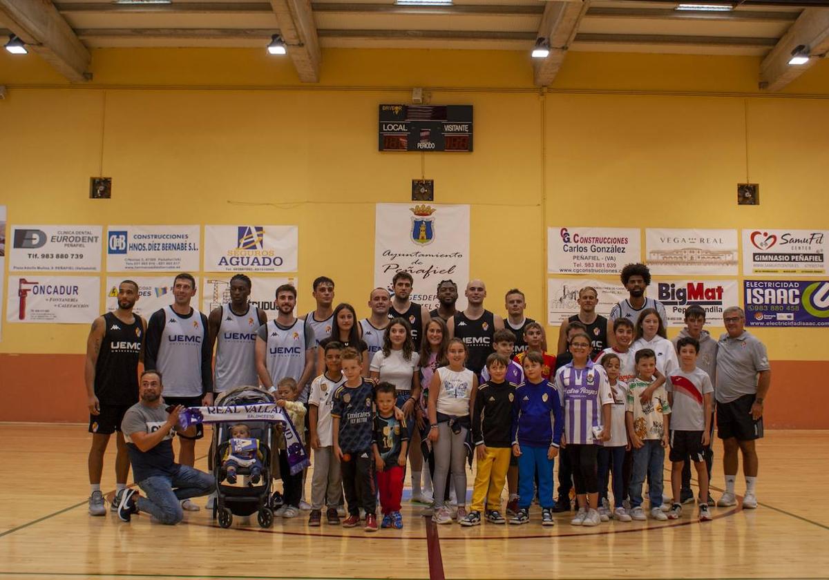 La plantilla del UEMC Real Valladolid posa con niños de Peñafiel.