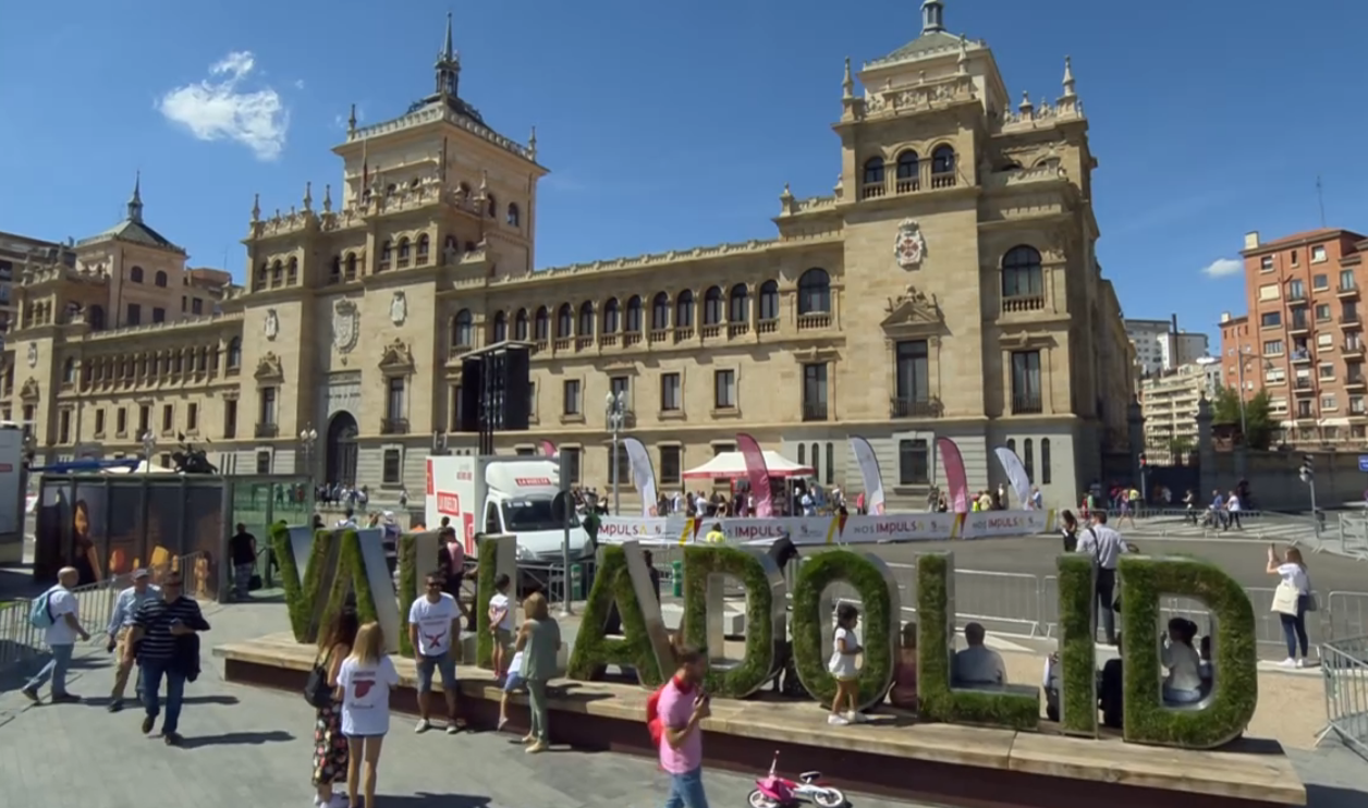 La plaza Zorrilla justo antes de comenzar la contrarreloj.