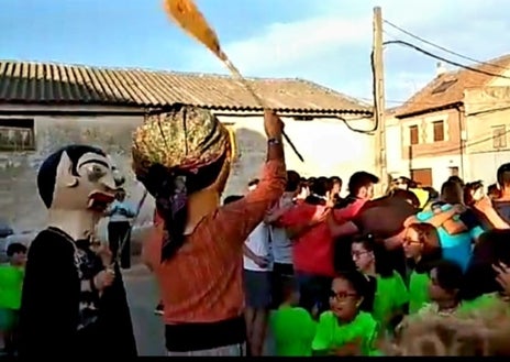 Imagen secundaria 1 - Los vecinos de Villasarracino invitan a todo el mundo a acercarse y disfrutar con ellos de estos días con actuaciones musicales, infantiles y en general para todos los gustos.