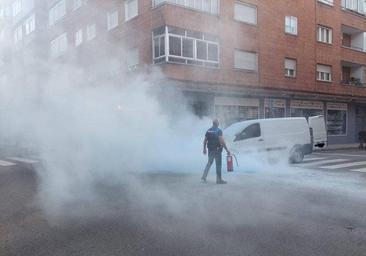 Una furgoneta se incendia en La Rubia y obliga a cortar varias calles