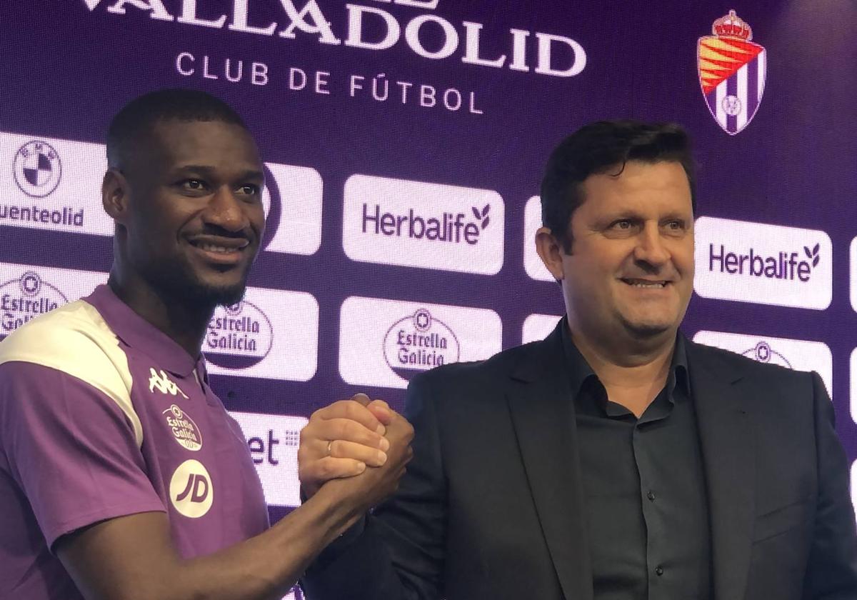 Domingo Catoira (derecha) junto a Mamadou Sylla durante la presentación del delantero este miércoles en Zorrilla.