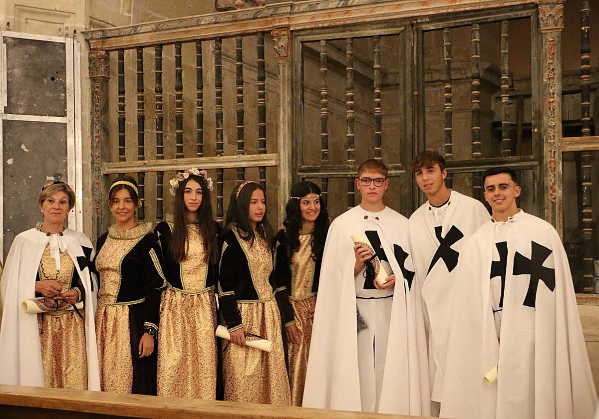 Jóvenes motanos representando a los caballeros teutónicos