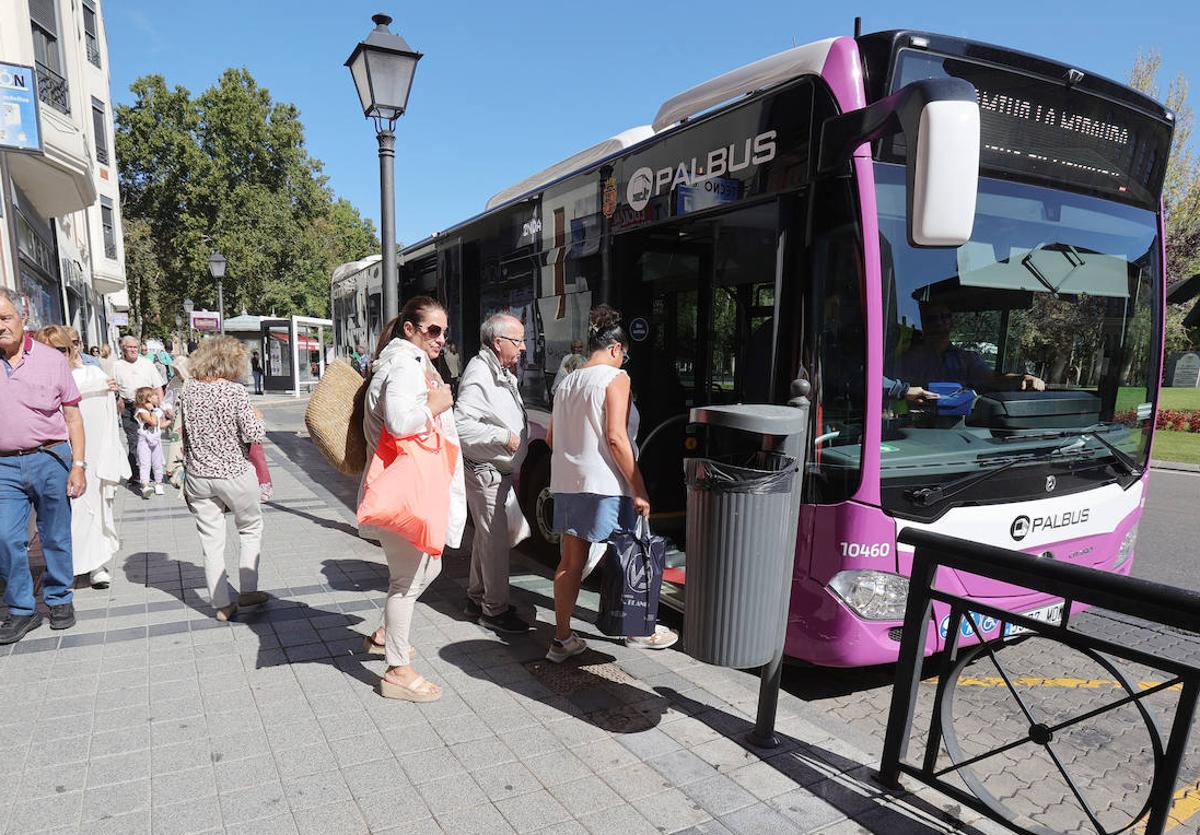 Un autobús del servicio municipal de transporte.