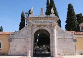 El colegio cuyo arco sirve de entrada al cementerio de la ciudad