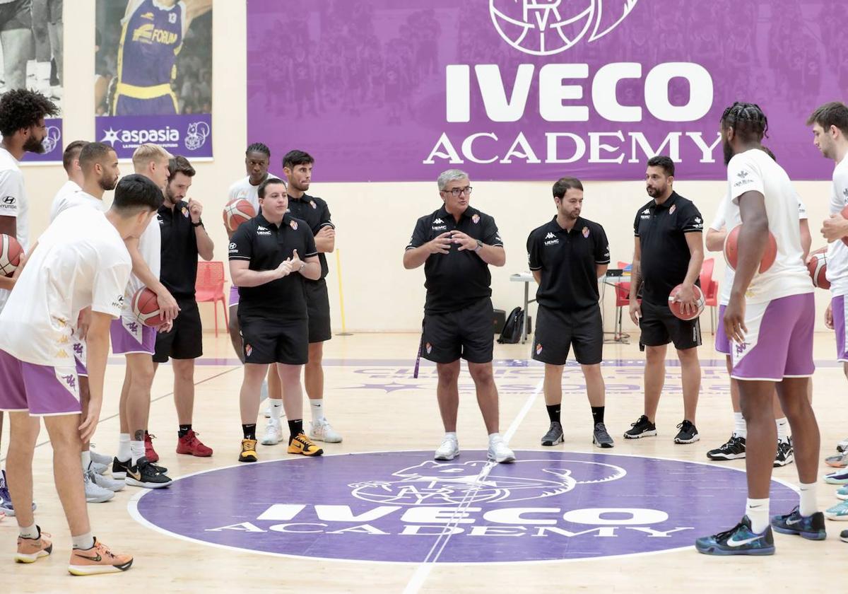 Paco García habla con sus jugadores en el primer entrenamiento del UEMC.