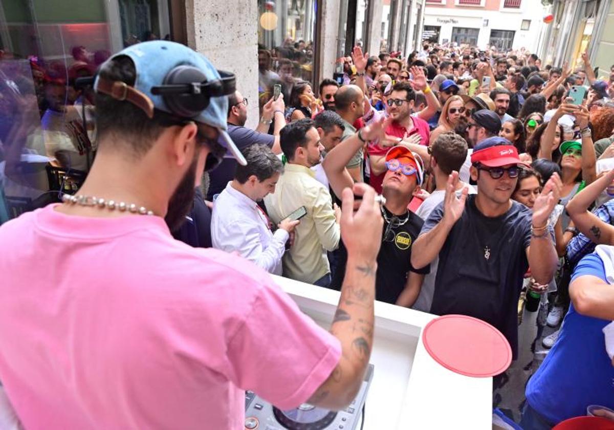 Actuación de Los del Lío en la calle Cánovas del Castillo.