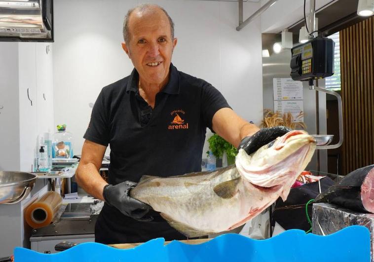 Eutiquio Arenal muestra un pescado abadejo en su pescadería.