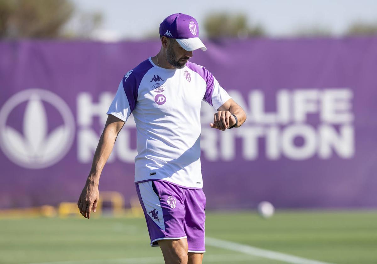 Pezzolano observa el cronómetro durante un entrenamiento del Real Valladolid en los Anexos.