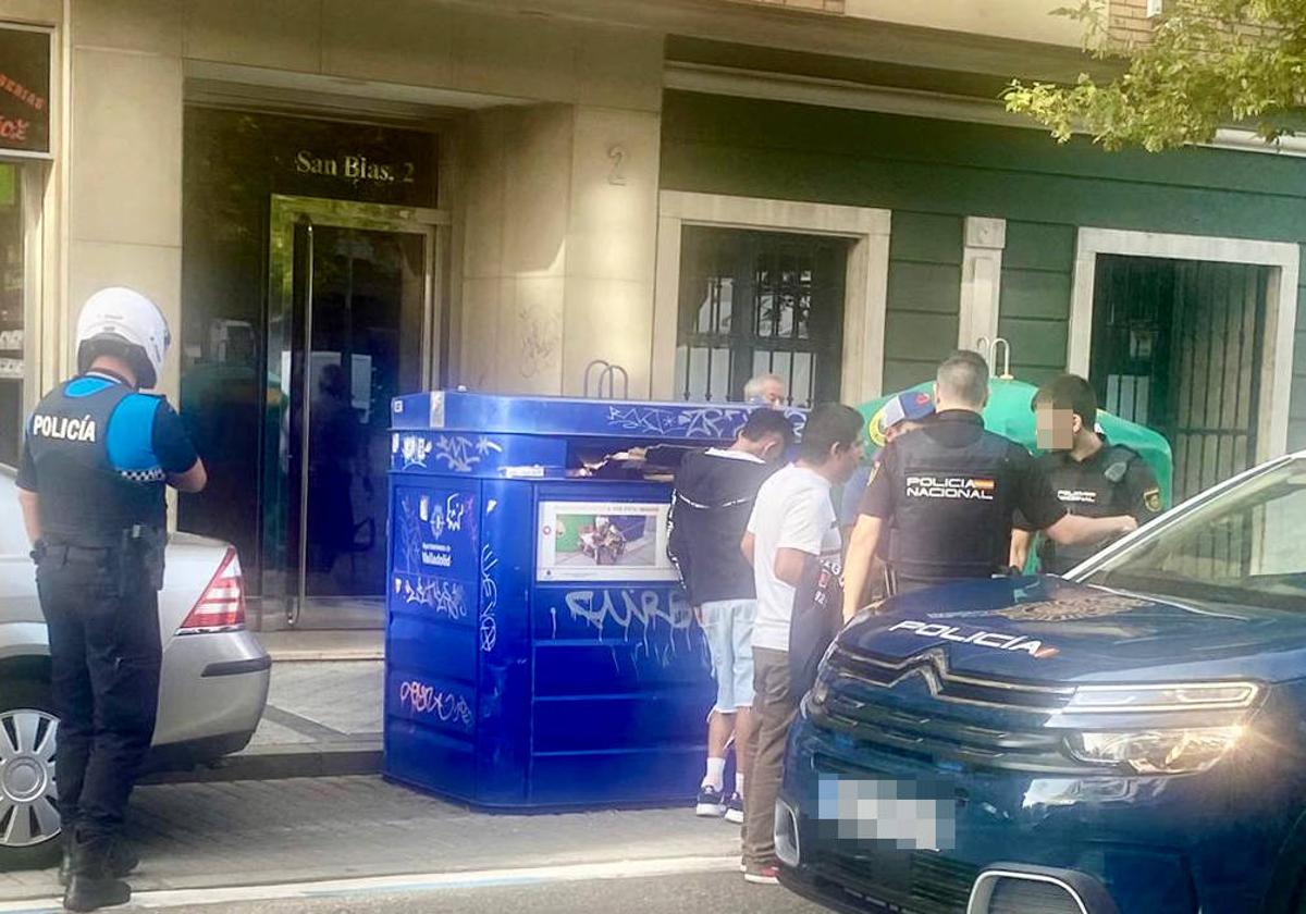 Agentes de policía toman declaración a algunos testigos de la pelea y al joven agredido.