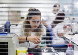 Alumnos de FP Dual realizan prácticas en el laboratorio del Hospital Clínico de Valladolid.