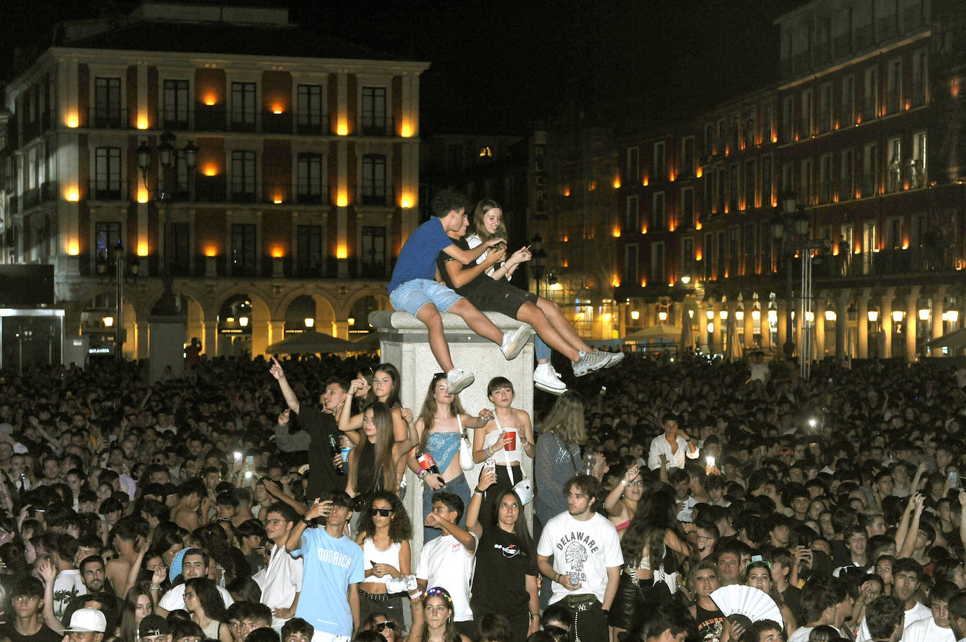 Yves V, Nervo y Brian Cross dieron un espectáculo músical en la Plaza Mayor