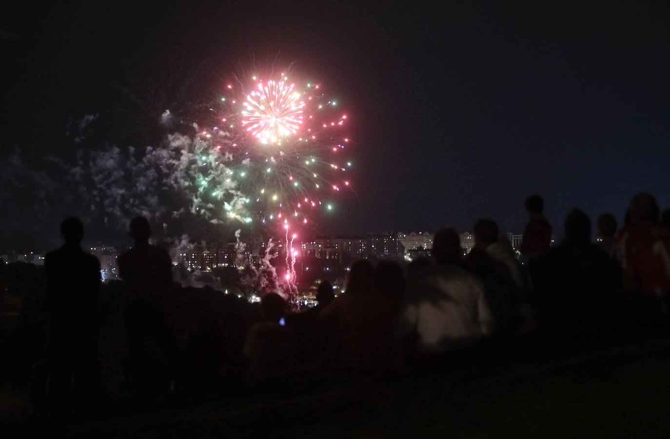 La noche del jueves deja nuevas imágenes de los fuegos artificiales en Valladolid