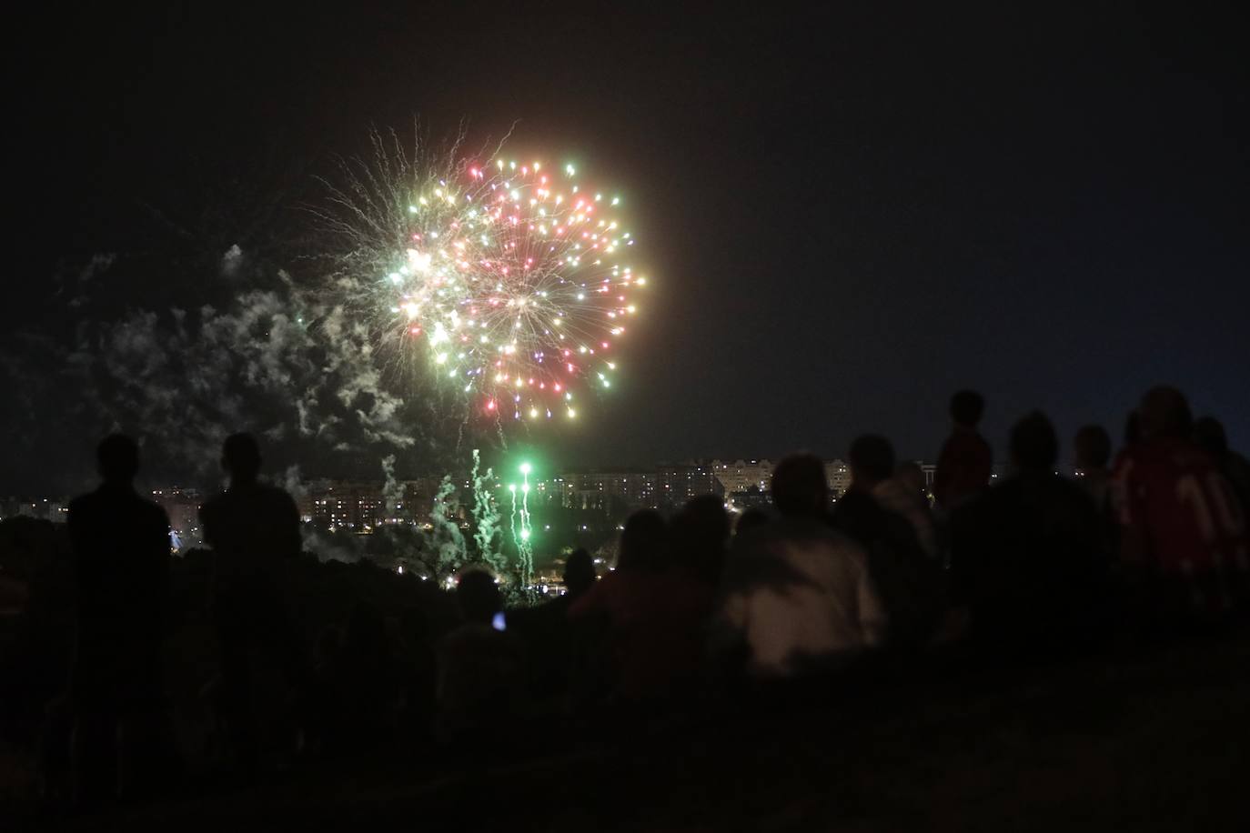 La noche del jueves deja nuevas imágenes de los fuegos artificiales en Valladolid