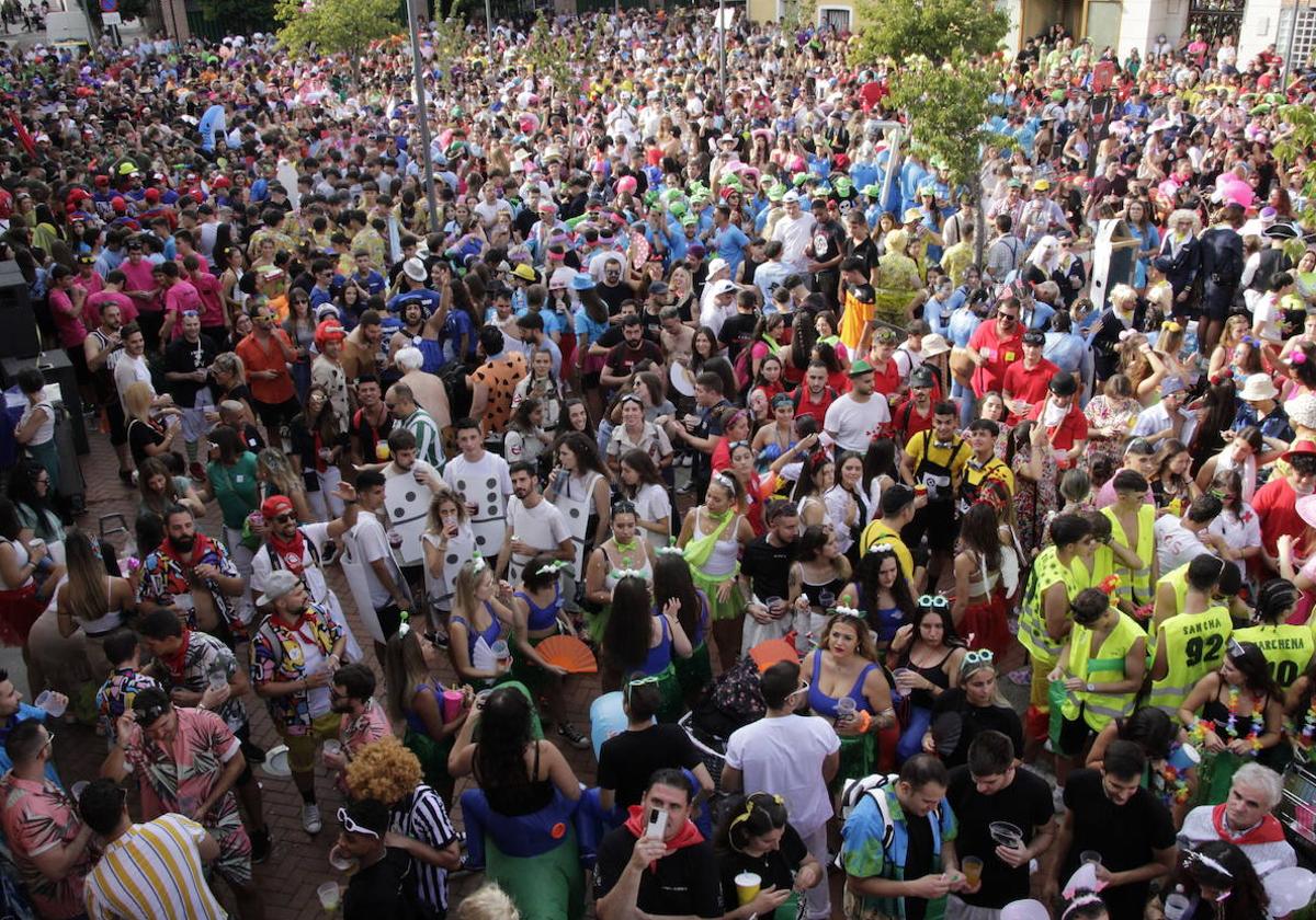 Cientos de personas abarrotaron la plaza durante el pregón.