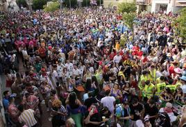 Cientos de personas abarrotaron la plaza durante el pregón.