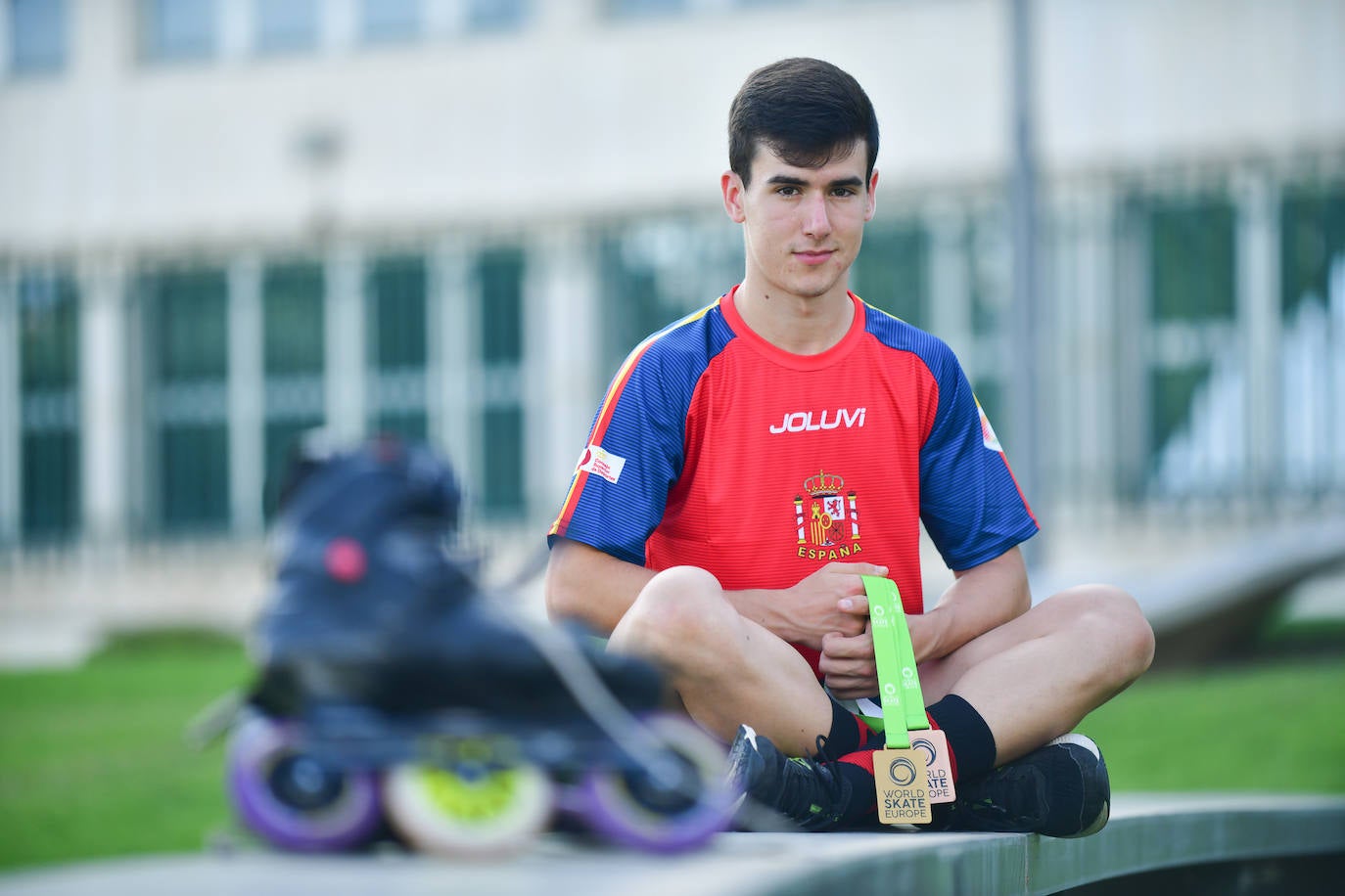 Álvaro Nieto posa con las medallas de oro y bronce en el Europeo de patinaje en línea.
